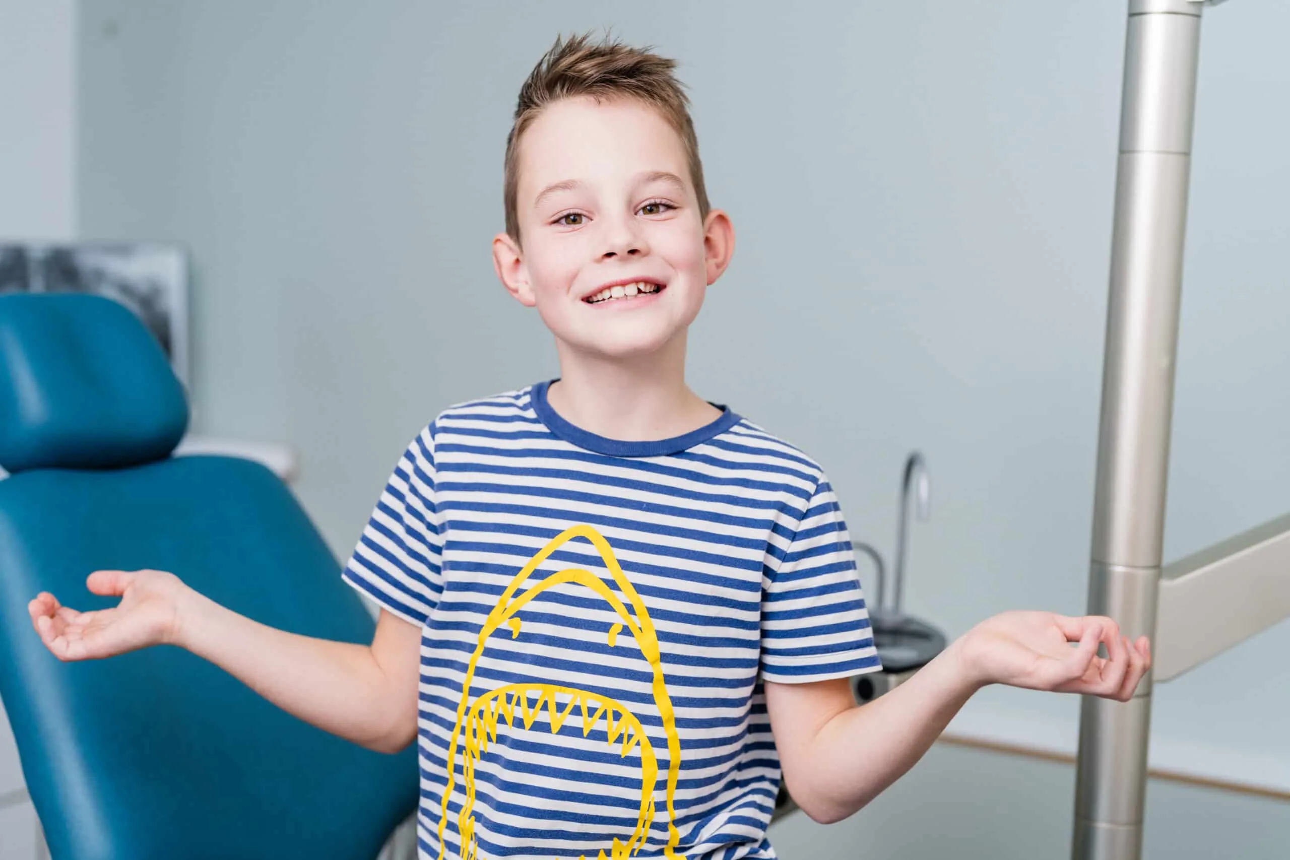 Kind fühlt sich sichtlich wohl im Behandlungszimmer