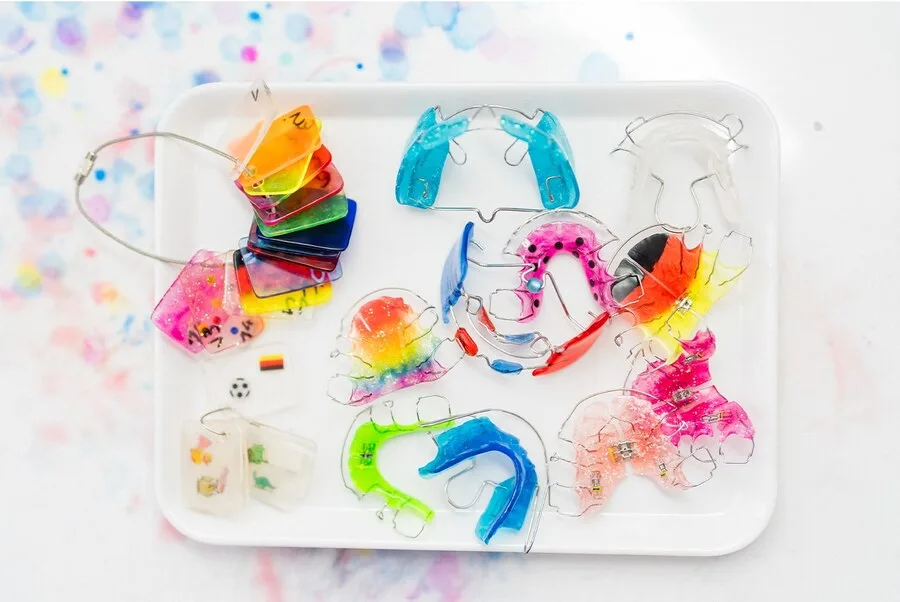 Bunte herausnehmbare Zahnspangen aus dem hauseigenen Dentallabor