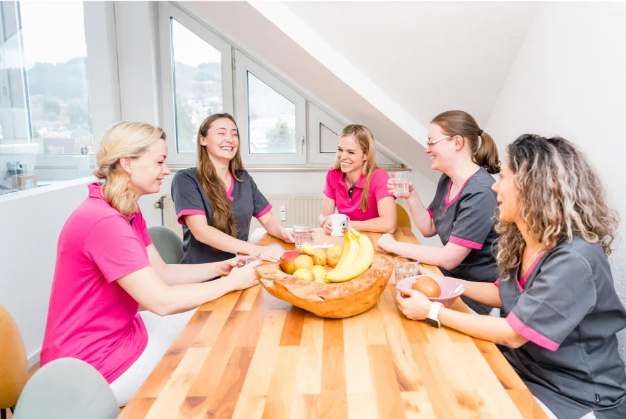 Team der Praxis Kieferorthopädie Zähringen in der gemeinsamen Pause