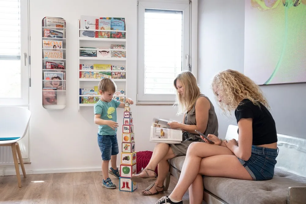 Familie im Wartebereich der Kieferorthopädie Zähringen