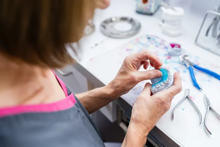 Individuell im Labor angefertigte Retentionsspange wird angepasst — Kieferorthopädie Zähringen