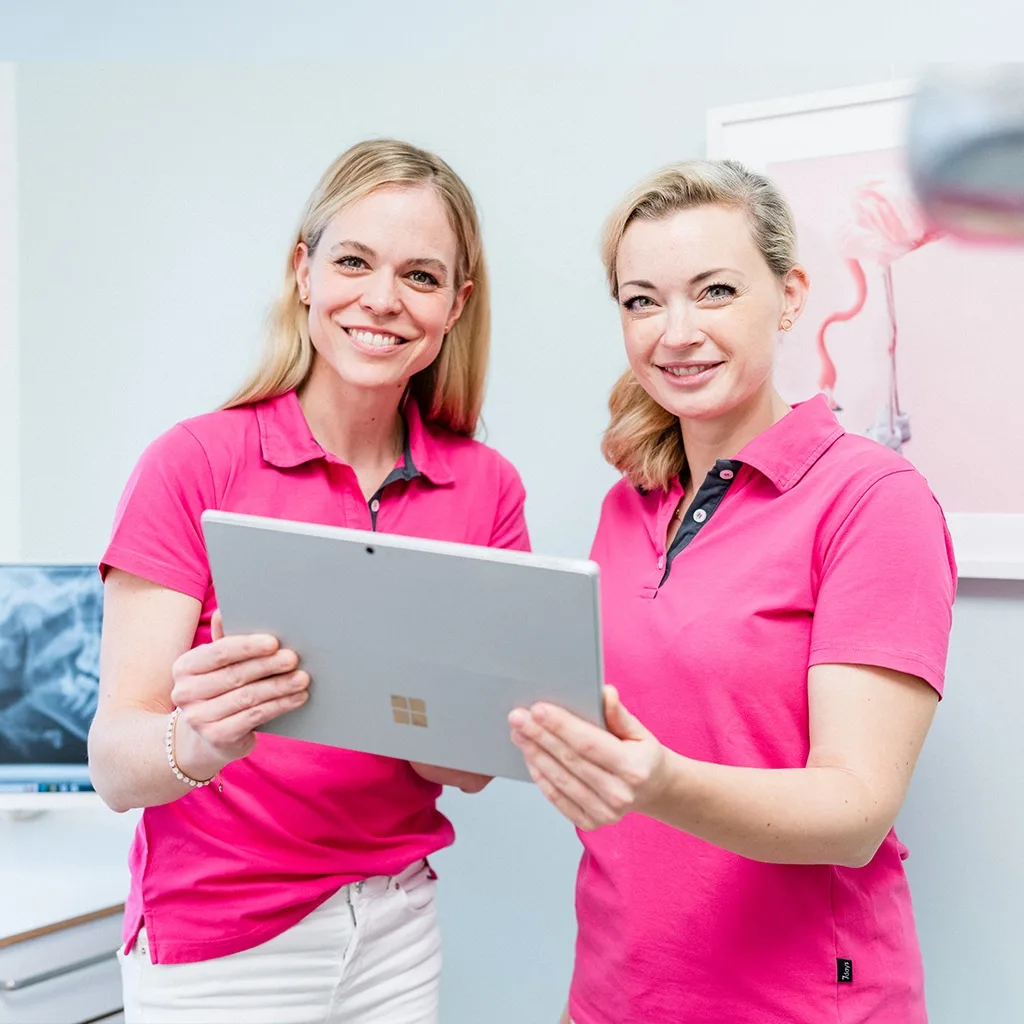 Praxisteam bespricht die digitale Behandlungsplanung am Tablet